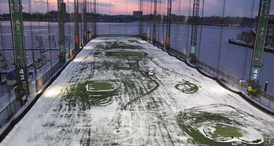 For golf fanatics living in New York who can’t wait for the snow to melt, there are driving ranges like that at Chelsea Piers Golf Club, where rates are lower and heating ducts over each stall take the edge off the cold. (Rishi Iyengar/NY City Lens)