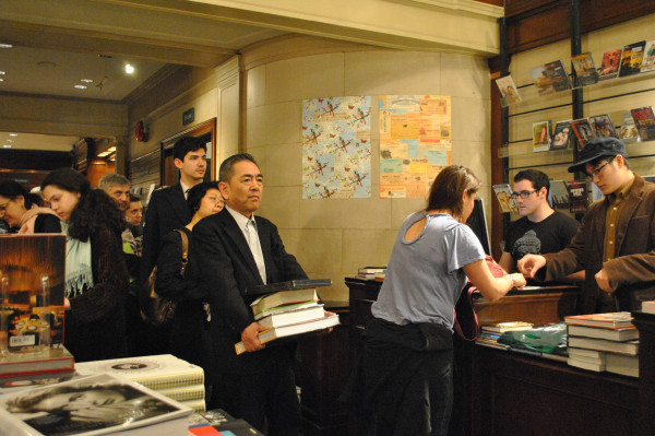 Customers line up at Rizzoli Bookstore on 57th Street during a storewide sale on April 11, 2014, few hours before Rizzoli’s final closure. (Lucia De Stefani/NYCityLens)