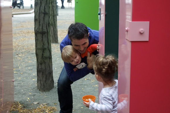 Joe McLaughlin plays with Mira, two, and Ronan, 14 months, in downtown Brooklyn. (Isabelle Muge Niu/NY City Lens)