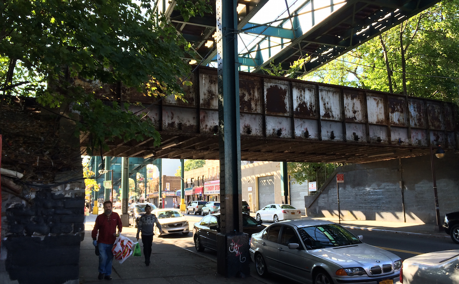 The section of the abandoned railway track that crosses Jamaica Avenue in Woodhaven. The J-train runs above it. (André Tassinari/NY City Lens)