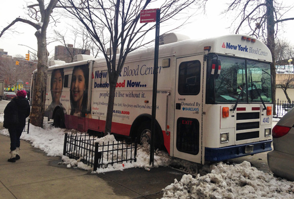 A blood drive for New York Blood Center parked at 124th Street and 5th Avenue. (Jaclyn Peiser/NYCity Lens)