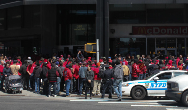 The crowd of strikers outside the Verizon office on Flatbush Avenue Extension. (Simone McCarthy)
