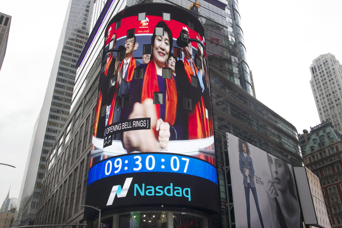 Qiyue Zhang (center), Chinese consul general in New York, rings the opening bell at New York’s Nasdaq January 27, Chinese New Year’s Eve. (Photo by Zhiming Zhang/ NY City Lens)