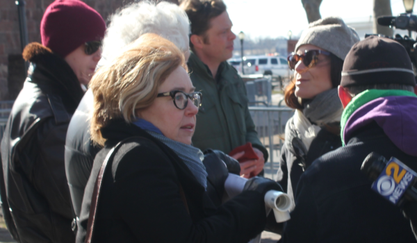 Terry McGovern (L) speaks to reporters in Battery Park. (NY City Lens/Natasha Frost)