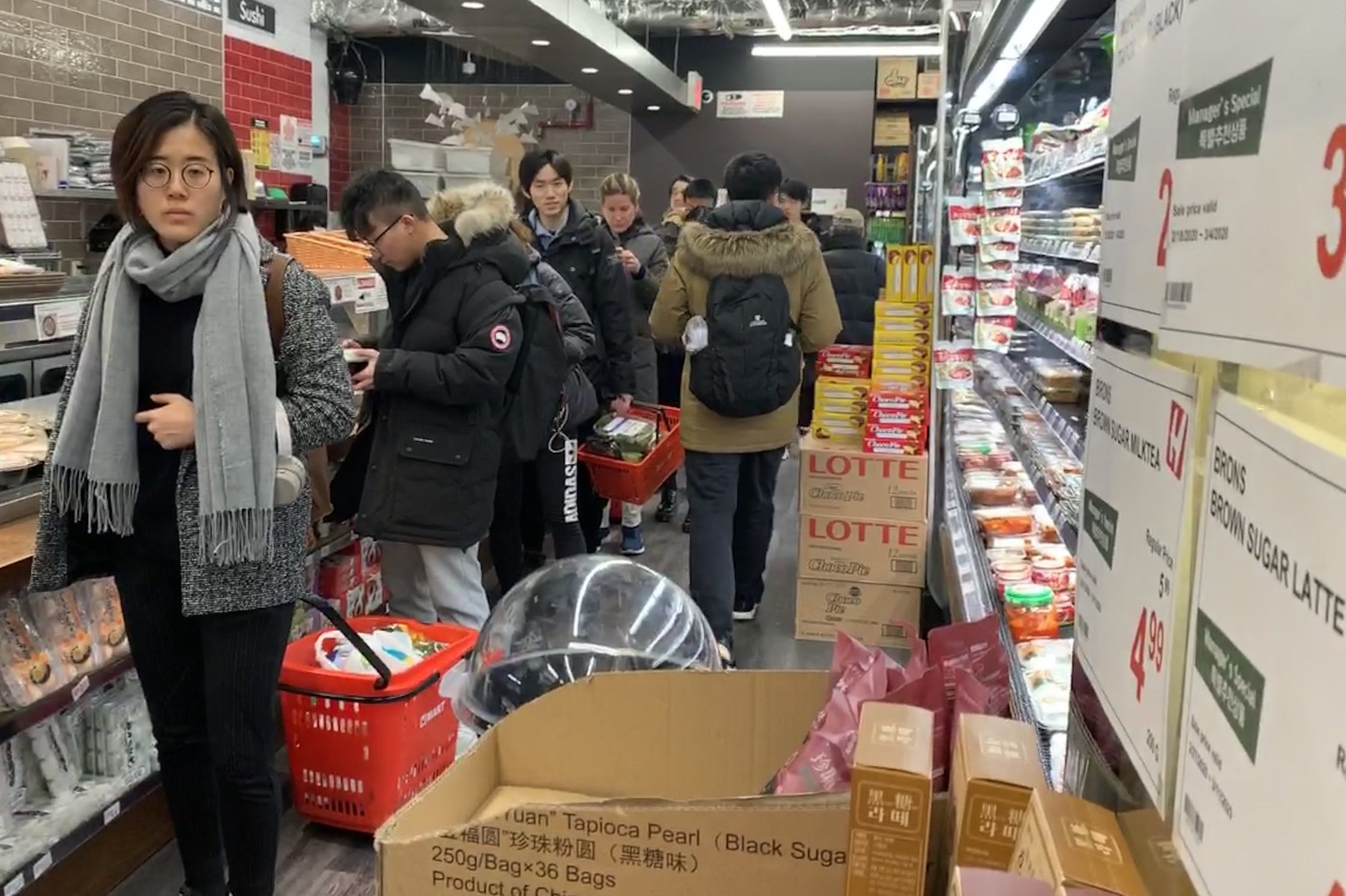 People lined up to checkout at H Mart of Morningside Heights on Sunday night. / Photo by Yuntong Man