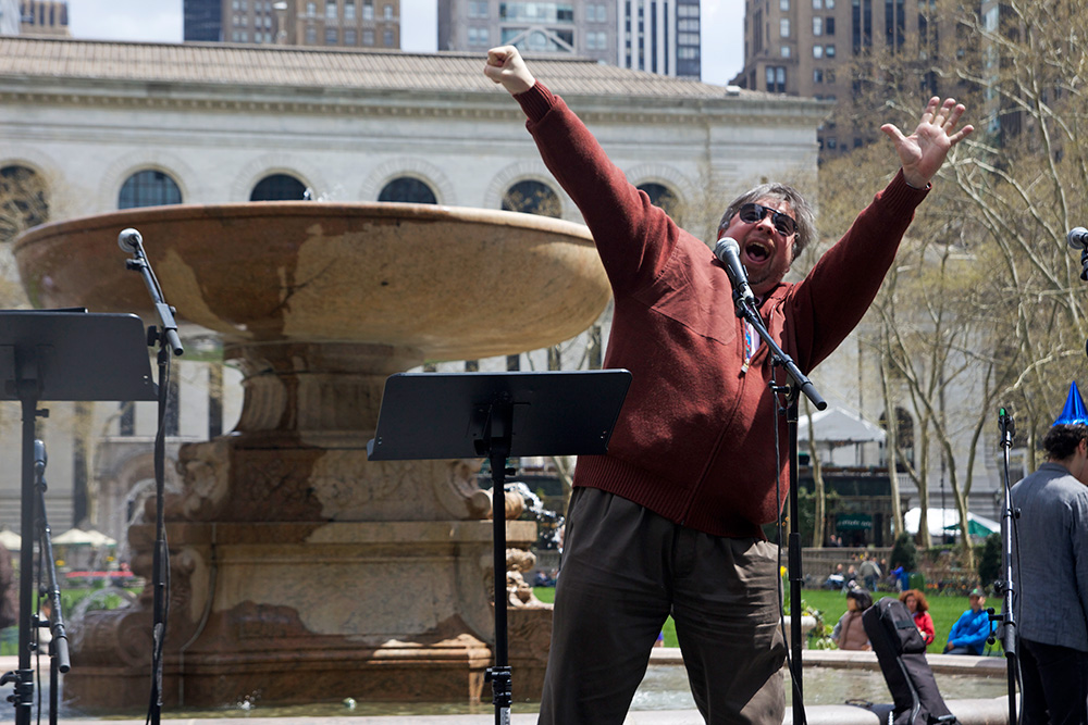 Peter Trump in the throws of a mid-day recitation of A Midsummer Night's Dream. (Yvonne Juris/ NY City Lens)